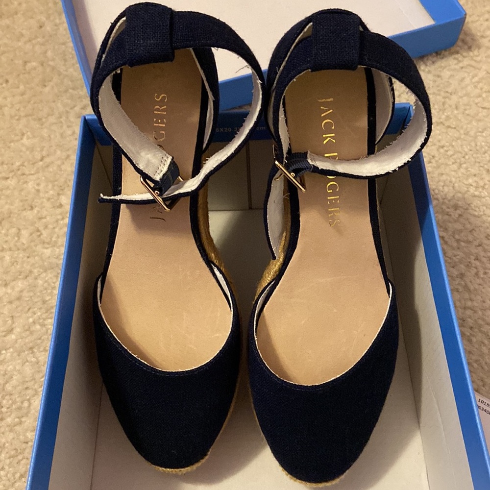 Brand new in box Jack Roger’s Palmer closed toe mid wedge. Navy